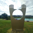 Una de las 16 nuevas esculturas de gran formato estrenadas ayer en el Alma Parc de Almacelles.
