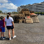 La foguera al barri de Cappont, gairebé a punt.