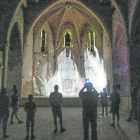 Imagen de la instalación de la exposición ‘Manos de bruja’ ayer en la iglesia de Sant Domènec.