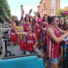 Jugadores del CB Lleida, celebrant el seu històric ascens, durant la rua pels carrers de Lleida.