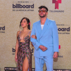 El portorriqueño Bad Bunny, con su novia en la gala en Miami.