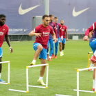 Samuel Umiti y Sergiño Dest durante la sesión de preparación para el encuentro ante el Levante.