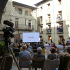 Els veïns, a la plaça del Mercat de Salàs de Pallars.