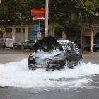 Un aparatoso incendio calcina un coche en el barrio de Balàfia