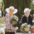 Amadora y Elvira, de 98 y 96 años, practican la jardinería en su particular regreso a la normalidad.
