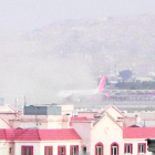 Humo de una de las explosiones frente al aeropuerto internacional Hamid Karzai, en Kabul, Afganistán.