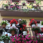 Una vecina de Juneda en el balcón engalanado con motivo del concurso Garrigues en Flor.