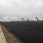 La nova plataforma asfaltada a l’aeroport d’Alguaire podrà acollir 25 avions més en les seues quatre hectàrees de superfície.