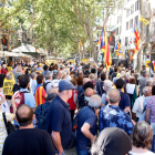 Centenars d’independentistes van protestar ahir contra Sánchez davant del Liceu, a Barcelona.