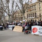 Protesta contra el cierre de las dos “bressol” del Clot el domingo.