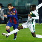 Leo Messi supera l’entrada d’Omenuke Mfulu, de l’Elx.