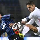 Varane disputa la pilota amb el jugador de l’Atalanta Toloi.