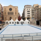 Instalan la pista de hielo en la plaza Sant Joan de Lleida