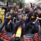 Verstappen celebra amb l’equip la victòria al GP de Mònaco que el situa líder del Mundial.