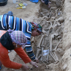 Arqueólogos durante los trabajos de exhumación de los restos hallados en la fosa de El Soleràs. 