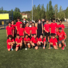 Anna Caula, amb esportistes de l’Escola de Futbol de la Pobla.