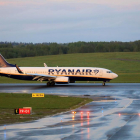 Un Boeing 737-800 de Ryanair aterra a l'aeroport internacional de Vílnius, Lituània,