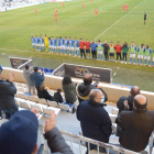 Los jugadores del Lleida se plantan ante la afición que les aplaude antes del partido ante el Terrassa.