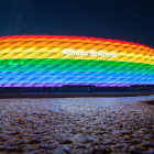 El Allianz Arena de Múnich, iluminado con los colores arcoíris de apoyo a la comunidad LGTBIQ.