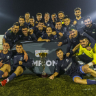 Los jugadores del Atlètic Lleida posan con el trofeo de campeón que conquistaron de forma merecida.