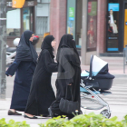 Imagen de archivo de mujeres cono velo y niqab en Lleida.