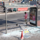Estat en el qual va quedar una parada d’autobús de plaça d’Espanya de Barcelona.