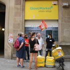 Trabajadores de Glovo, ayer ante la sede de la empresa en Barcelona.