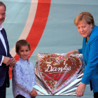 Merkel rep un pastís d’agraïment en un acte de campanya de Laschet ahir a Aquisgrà.