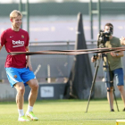 Frenkie de Jong durante el entrenamiento del conjunto azulgrana en la Ciutat Esportiva.