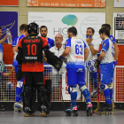 Albert Folguera dona instruccions als jugadors, en un moment del partit d’ahir jugat a Manlleu.
