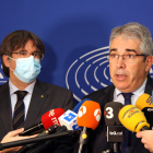 Imatge d’arxiu de Carles Puigdemont i Francesc Homs atenent els periodistes.