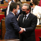 El president, Pere Aragonès, s’abraça amb el conseller d’Economia, Jaume Giró, després de l’aval ahir del Parlament als pressupostos.