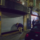 El cierre ayer de un local de ocio nocturno en Lleida afectado por las nuevas restricciones.