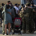 Abrazos a pie de pista entre soldados repatriados y familiares, ayer, en la base de Torrejón de Ardoz.