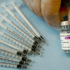 Vista d'una dosi de la vacuna contra la covid-19 de AstraZeneca, en una fotografia d'arxiu