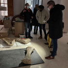 El presidente de la diputación de Lleida, Joan Talarn, visitó los restos de dinosaurio en el Museu Conca Dellà.