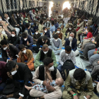 Refugiats afganesos evacuats en un avió de l’Exèrcit espanyol.