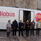 Ponsa y autoridades, ayer junto al Bibliobús Pere Quart, que ha estrenado servicio en el Alt Urgell.
