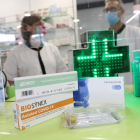 Varios envases de test de antígenos en un farmacia de Lleida.