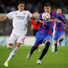 Gerard Piqué disputa una pilota amb un jugador del Benfica.