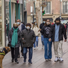 Ciudadanos con mascarilla en una calle de Lleida.