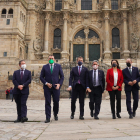 Los ocho presidentes regionales posan en la plaza del Obradoiro.