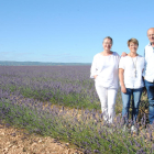 Isabel Blanch, Sumpta Orteu y Ramon Blanch, en la plantación de lavanda Tossal Blau. 