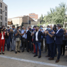 Miquel Serra, al centre, acompanyat per veïns, alcaldes i càrrecs d’ERC, ahir als jutjats.