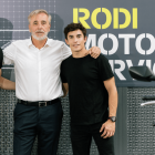 Josep Esteve, director general de Rodi Motor Services, junto a los hermanos Àlex y Marc Márquez.
