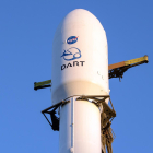 Fotografía cedida a EFE por la NASA donde se muestra el cohete de SpaceX, Falcon 9, que lleva la nave de Prueba de Redireccionamiento del Asteroide Doble (DART)