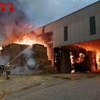 Espectacular incendi de bales de farratge a Vallfogona de Balaguer