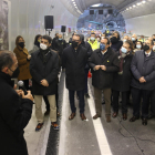 El vicepresident del Govern, Jordi Puigneró, escoltant amb alcaldes i diverses autoritats el procés de les obres del túnel de Tresponts (C-14), inaugurat aquest dimecres.