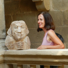 La artista, residente en Cervià de les Garrigues, con una de sus obras en la Casa Gran del Miracle. 