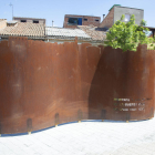 Uno de los memoriales, en los jardines de la calle Valeri Serra. 